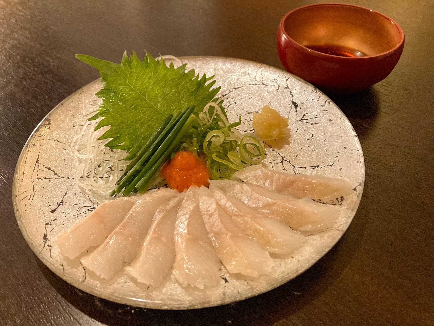 もみじおろしと小ねぎを添えたアナゴの刺身