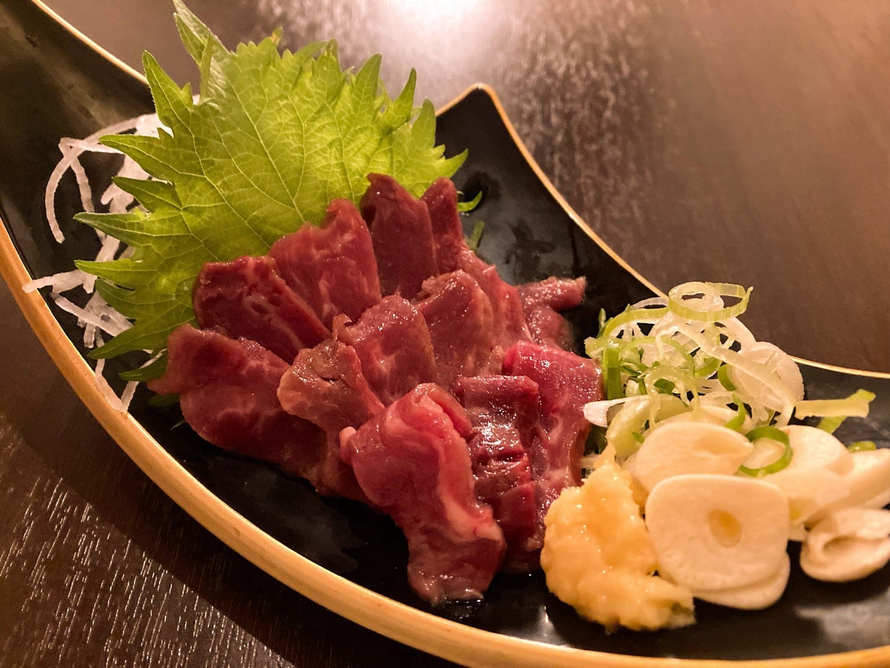 和ダイニング茉莉の馬刺し 赤身。おろしにんにくと薬味を添えて