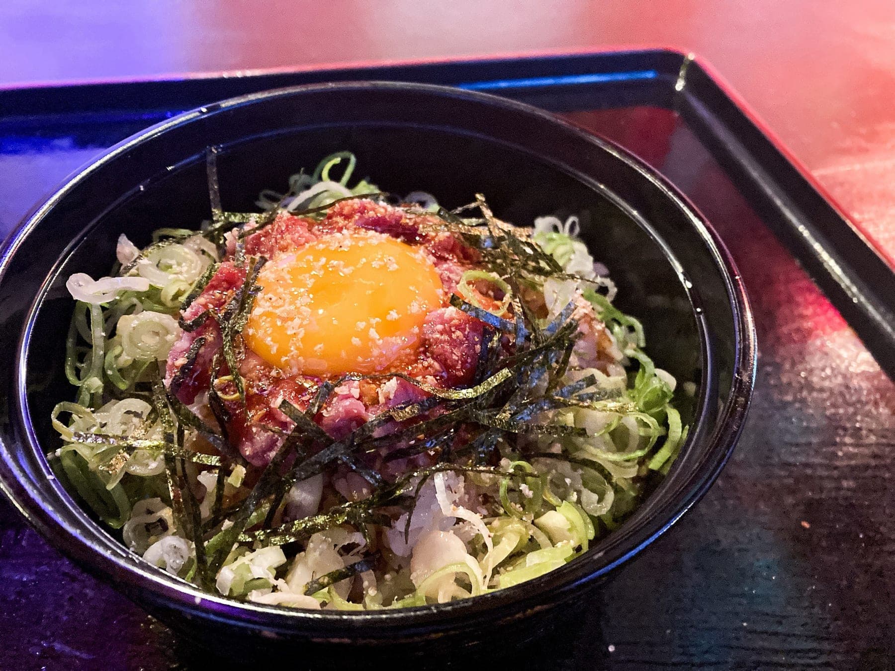 卵黄をのせた霜降り馬刺しのユッケ丼