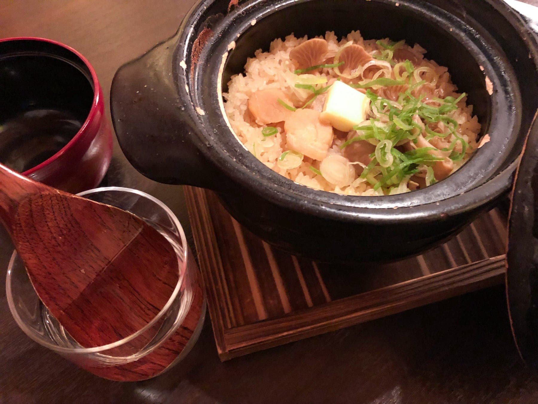 土鍋で炊き上げた帆立ときのこの炊き込みご飯