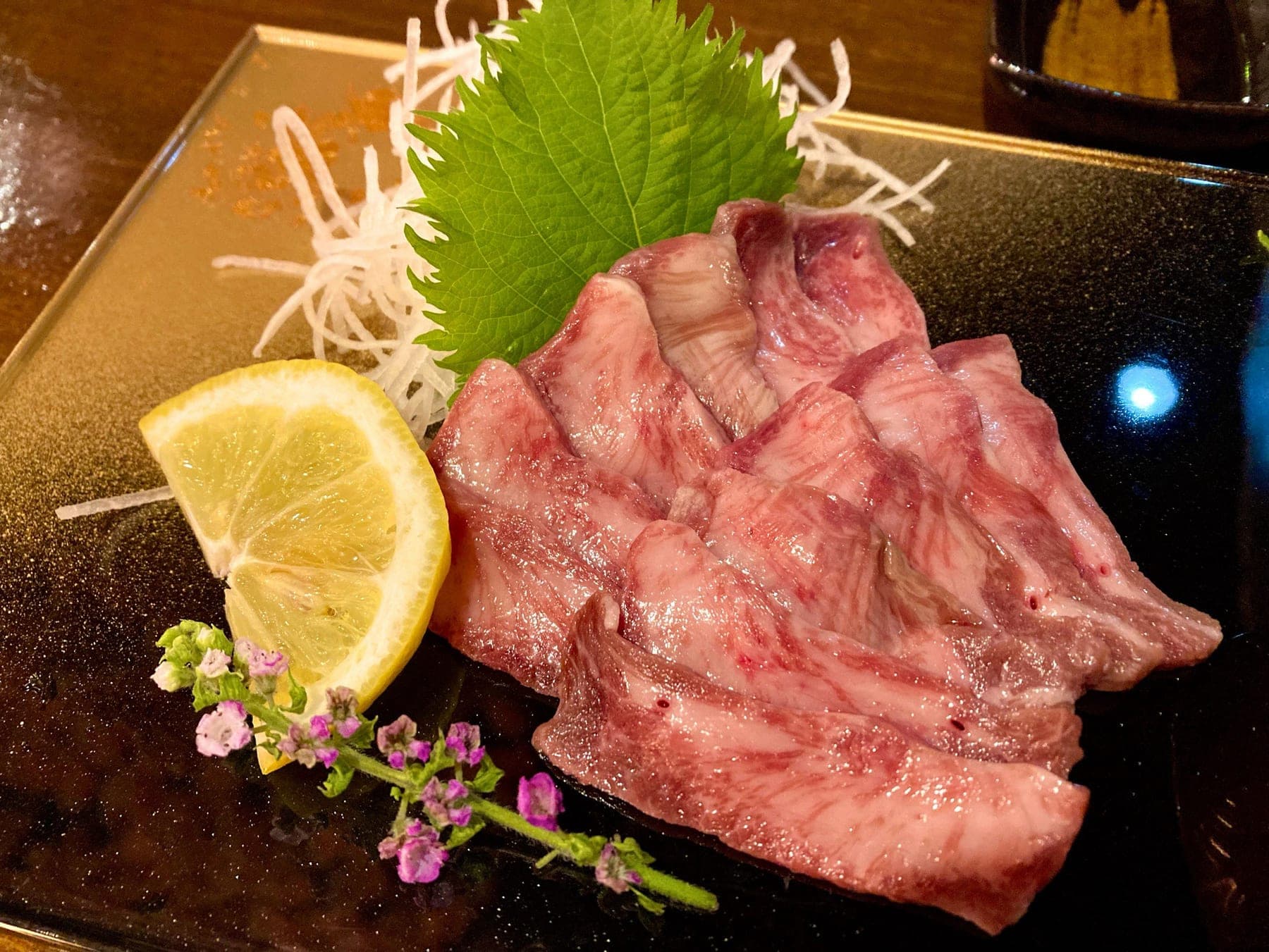 和ダイニング茉莉の馬タン刺し。レモンと花穂を添えて