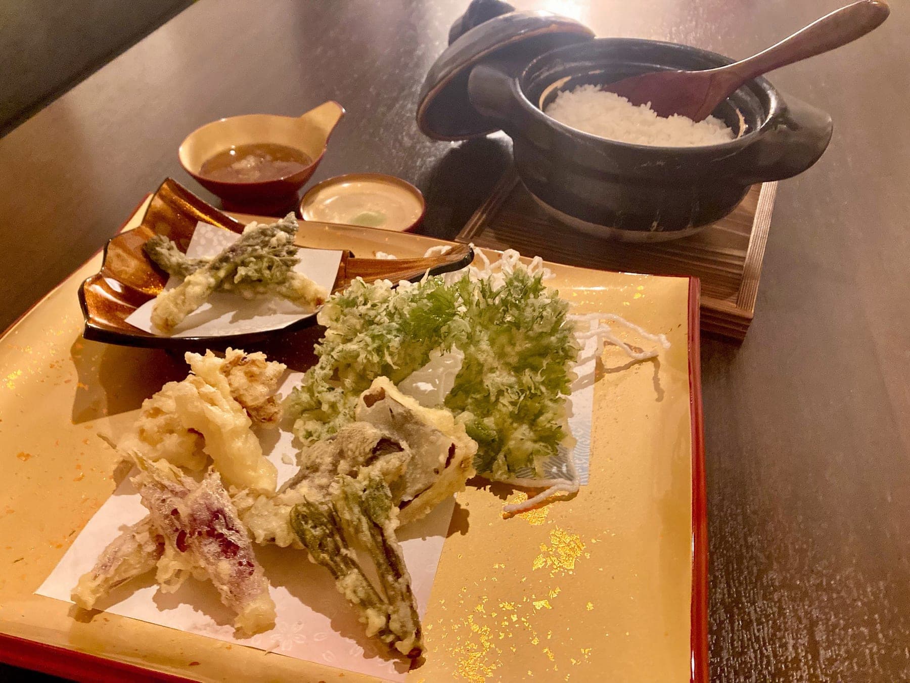 天ぷらの盛り合わせと土鍋で炊いたご飯