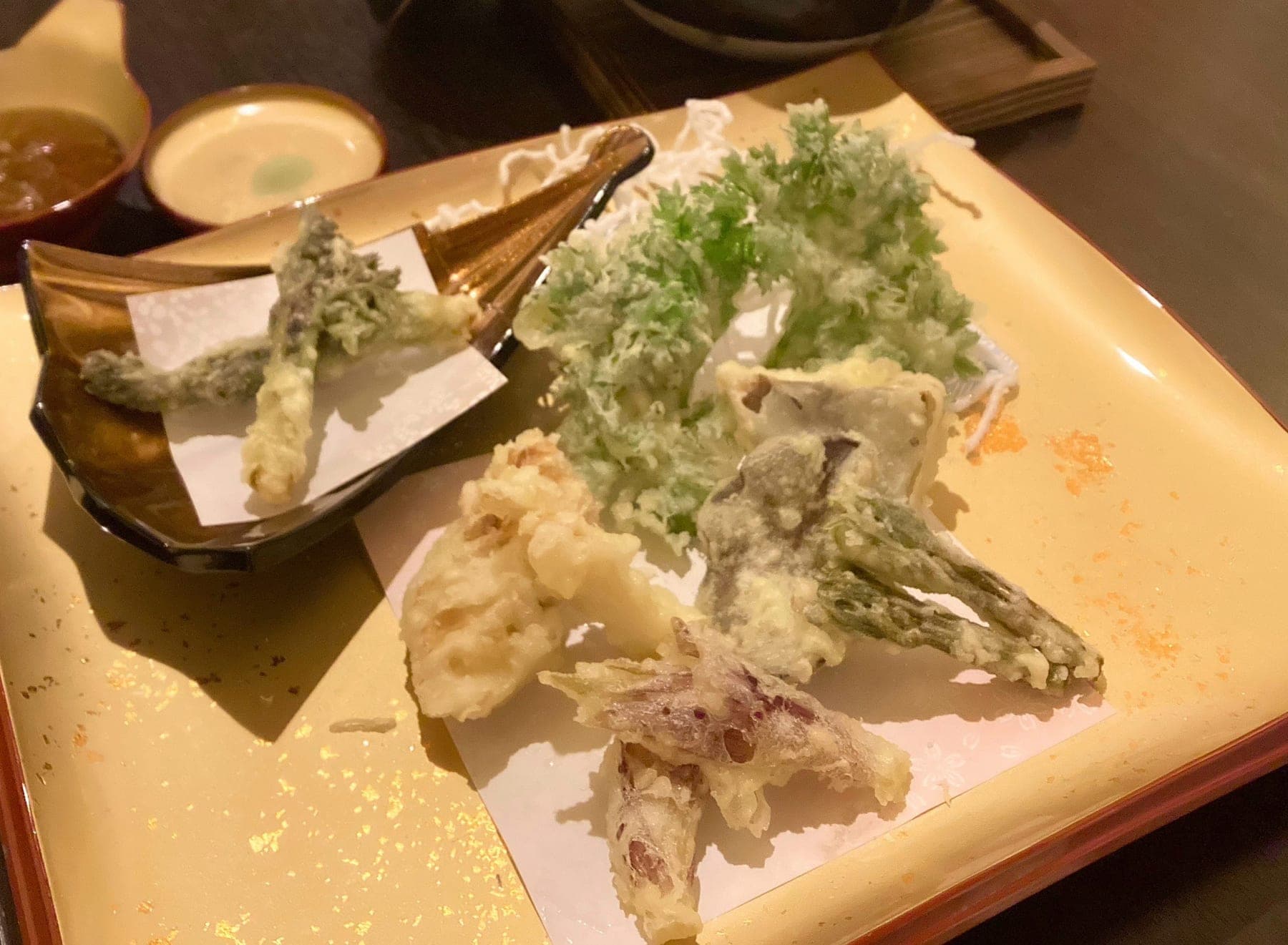 おまかせ天ぷらの盛り合わせ。山菜ときのこを中心に