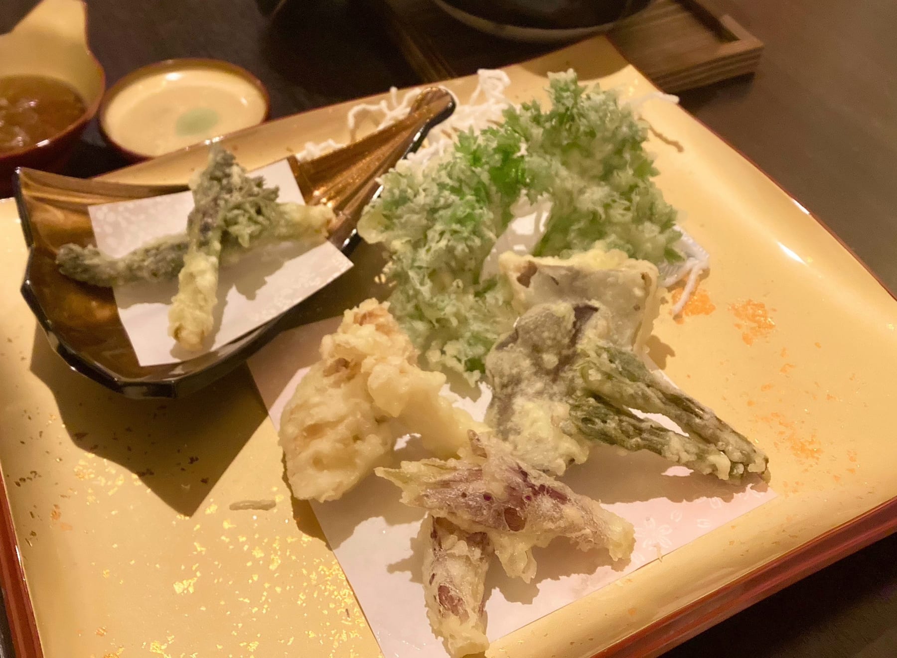 おまかせ天ぷらの盛り合わせ。山菜ときのこを中心に