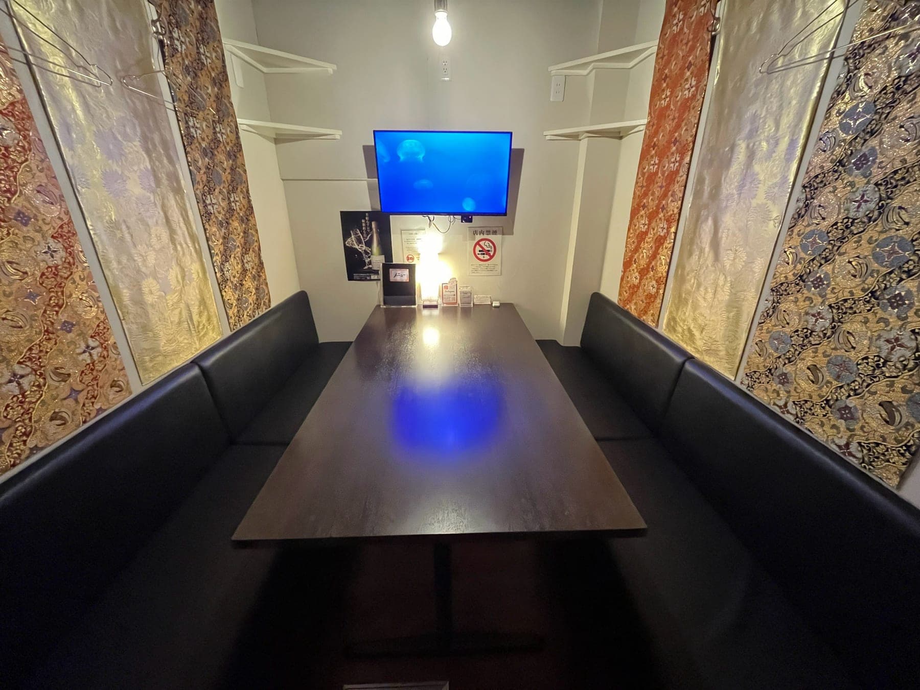 津駅の居酒屋 和ダイニング茉莉の個室。ソファ席で最大6名まで